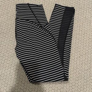 LuluLemon Leggings
Size 6 
EUC